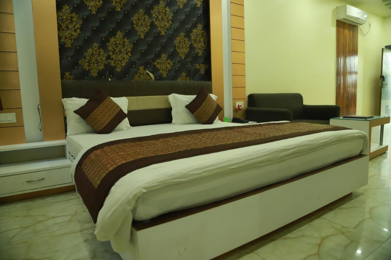 Hotel Sukhdeo Palace Gaja Zewnętrze zdjęcie