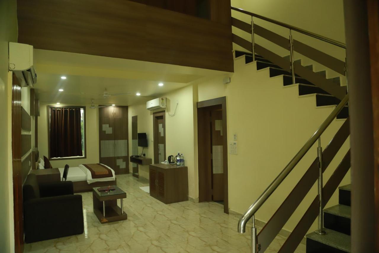 Hotel Sukhdeo Palace Gaja Zewnętrze zdjęcie