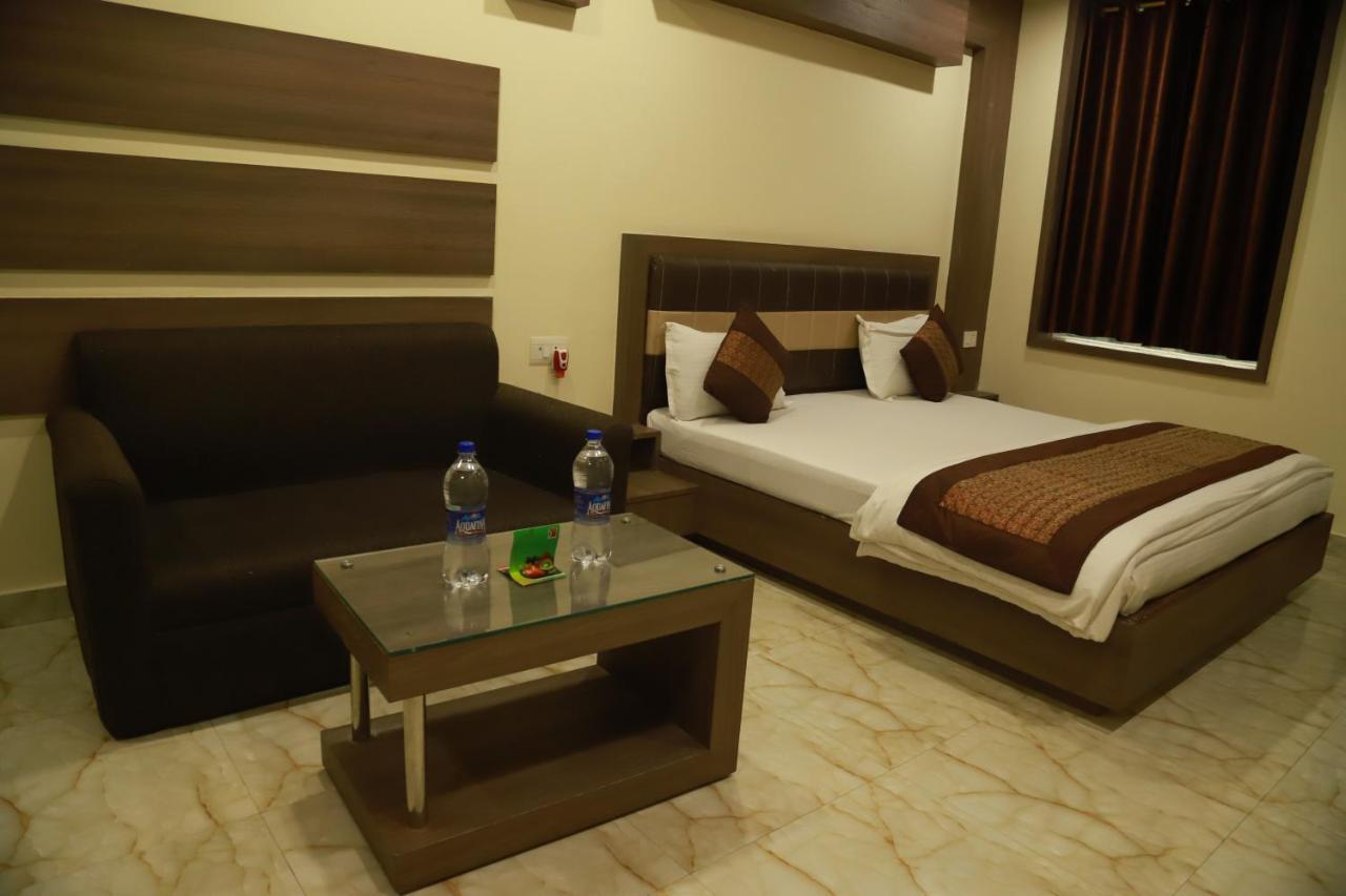 Hotel Sukhdeo Palace Gaja Zewnętrze zdjęcie